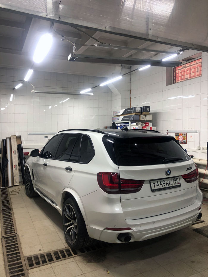 Обклейка крыши в чёрный глянец автомобиль BMW X5